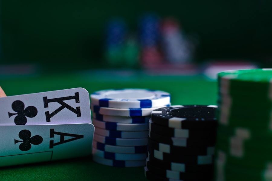 Kartu remi dan keping poker di atas meja felt