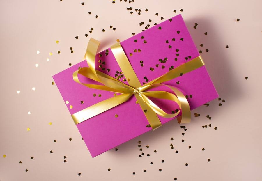 Kotak hadiah emas melambangkan paket sambutan