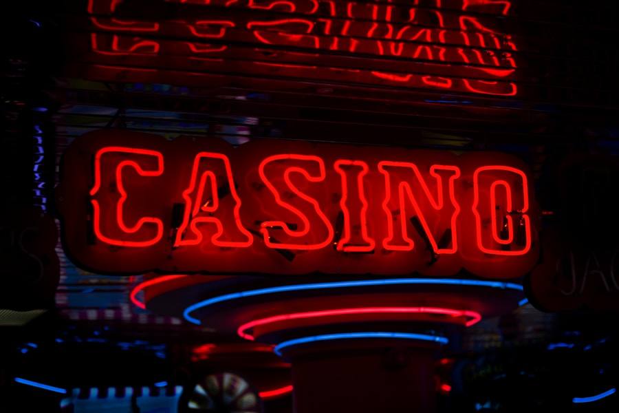 Suasana neon khas lantai kasino dengan mesin slot menyala