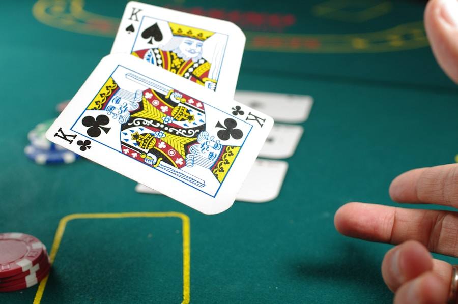 Pemain poker mempertimbangkan kartunya di meja