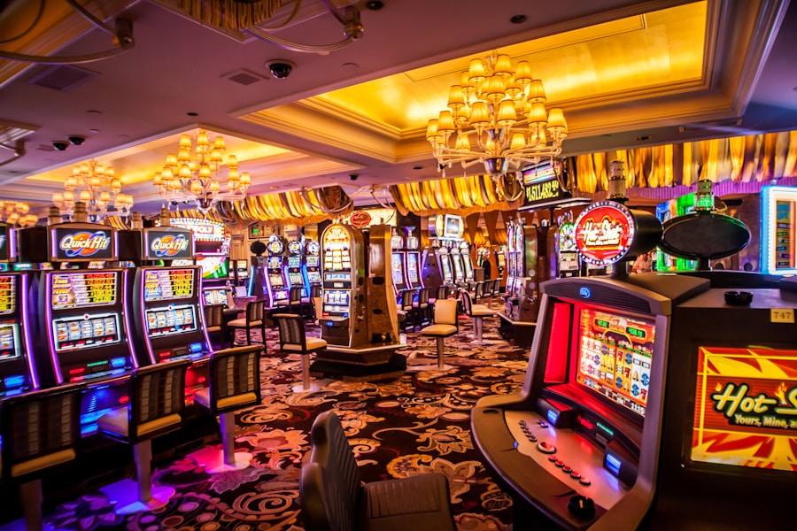 Barisan mesin slot modern dengan layar menyala di lantai kasino