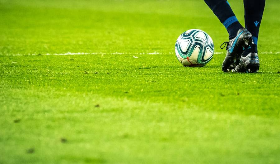Stadion pertandingan malam hari dengan lampu sorot menyala